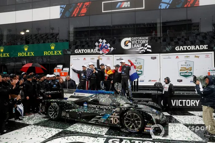#10 Wayne Taylor Racing Cadillac DPi: Renger Van Der Zande, Jordan Taylor, Fernando Alonso, Kamui Kobayashi, victory celebration, podium
