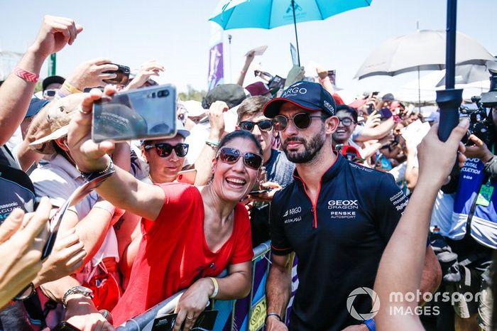 Jose Maria Lopez (ARG), GEOX Dragon Racing con fans