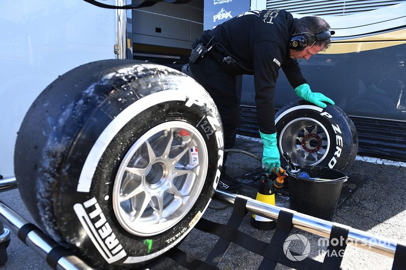 Mercedes-AMG F1 mechanic washes Pirelli tyres and wheel rims