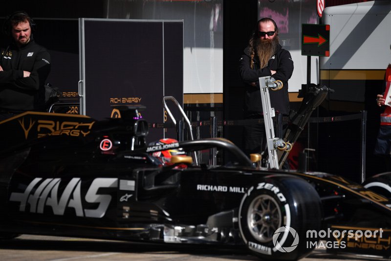 Il fondatore di Rich Energy William Storey osserva Kevin Magnussen, Haas F1 Team VF-19