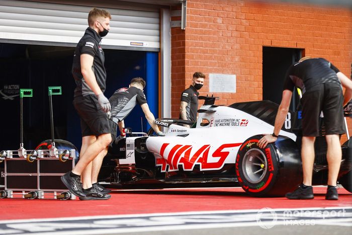 El monoplaza de Romain Grosjean, Haas VF-20, va al escrutinio de la FIA
