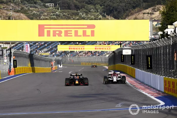 Max Verstappen, Red Bull Racing RB16, Kimi Raikkonen, Alfa Romeo Racing C39 