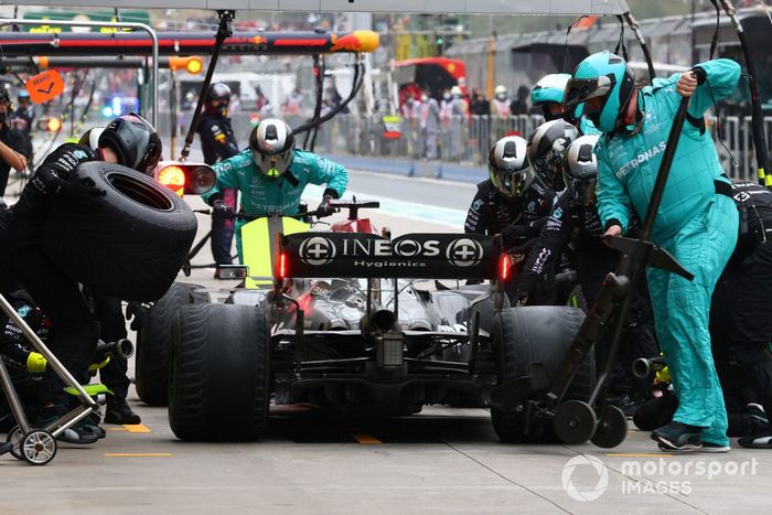 Lewis Hamilton, Mercedes W12, pit stop