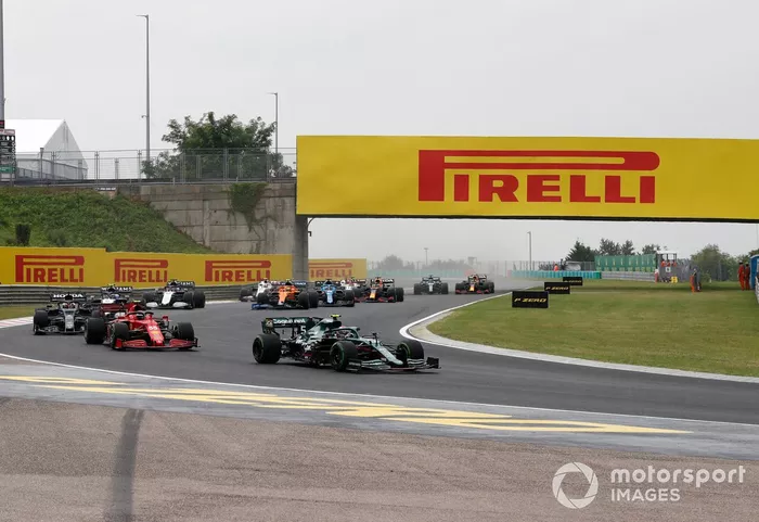 Sebastian Vettel, Aston Martin AMR21, Carlos Sainz Jr., Ferrari SF21, Yuki Tsunoda, AlphaTauri AT02