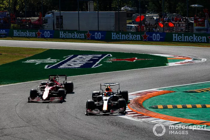 Sergio Pérez, Red Bull Racing RB16B, Carlos Sainz Jr., Ferrari SF21