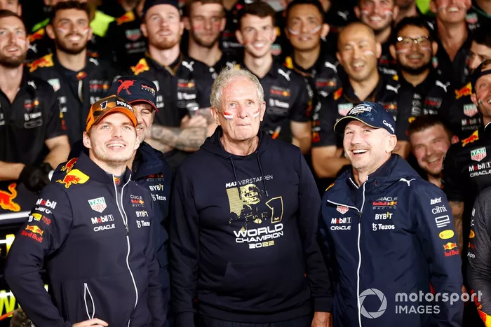 Adrian Newey, director técnico de Red Bull Racing, Helmut Marko, asesor de Red Bull Racing, Max Verstappen, Red Bull Racing, Christian Horner, director del equipo, Red Bull Racing, celebrando la victoria y el mundial