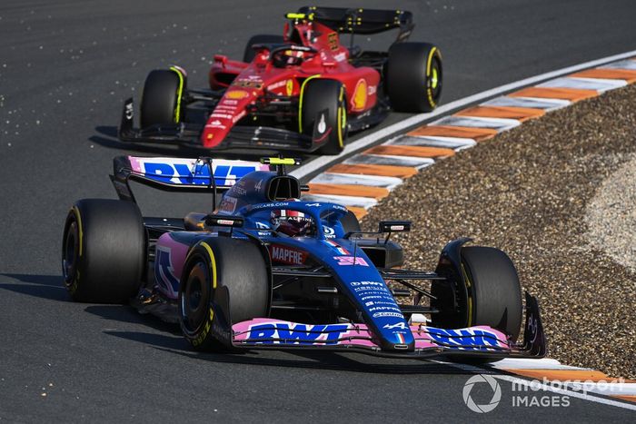 Esteban Ocon, Alpine A522, Carlos Sainz, Ferrari F1-75
