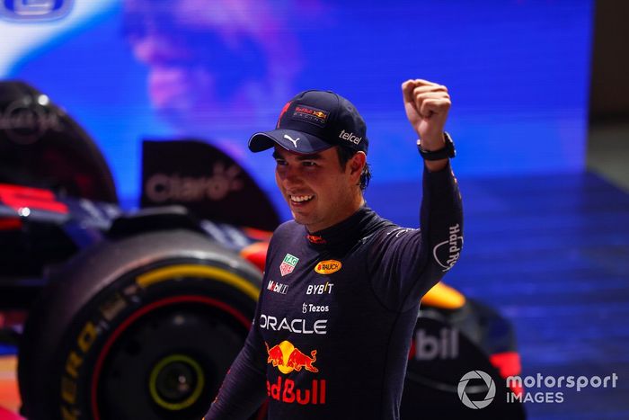 Sergio Pérez, Red Bull Racing, 1ª posición, celebra en el Parc Ferme
