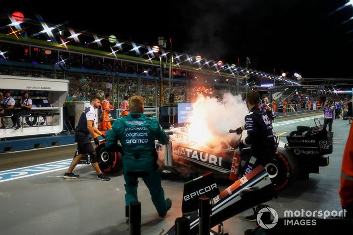 El coche de Pierre Gasly, AlphaTauri AT03, se incendia en los boxes