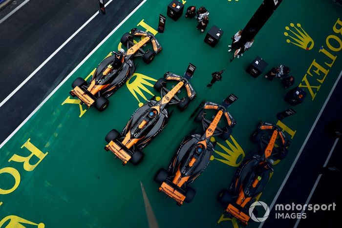 Pole man Lando Norris, McLaren MCL38, Oscar Piastri, McLaren MCL38, en Parc Ferme