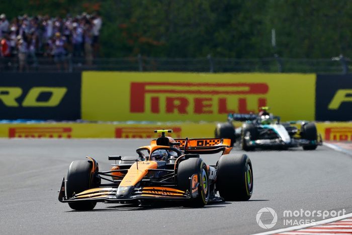 Lando Norris, McLaren MCL38, Lewis Hamilton, Mercedes F1 W15