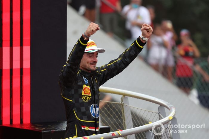 Charles Leclerc, Scuderia Ferrari, 1ª posición, celebra en el podio 
