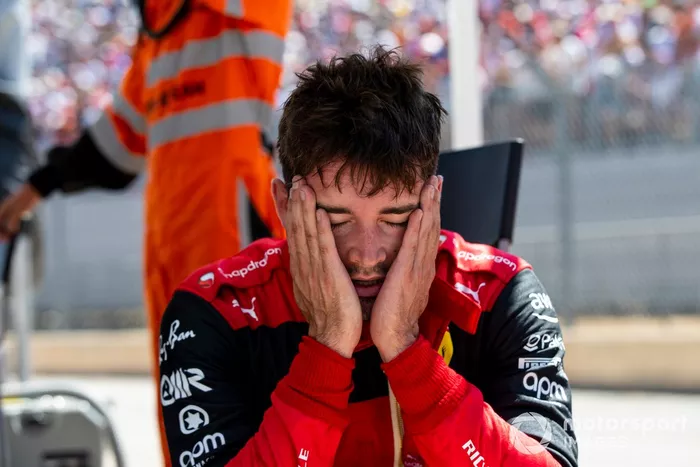 Un abatido Charles Leclerc, Ferrari F1-75, tras su choque en Le Beausset