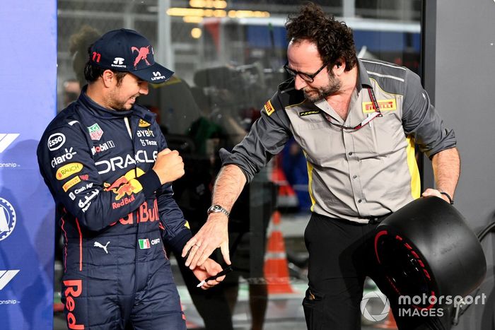 El ganador de la pole, Sergio Pérez, de Red Bull Racing, celebra en el Parc Ferme con un miembro del equipo Pirelli