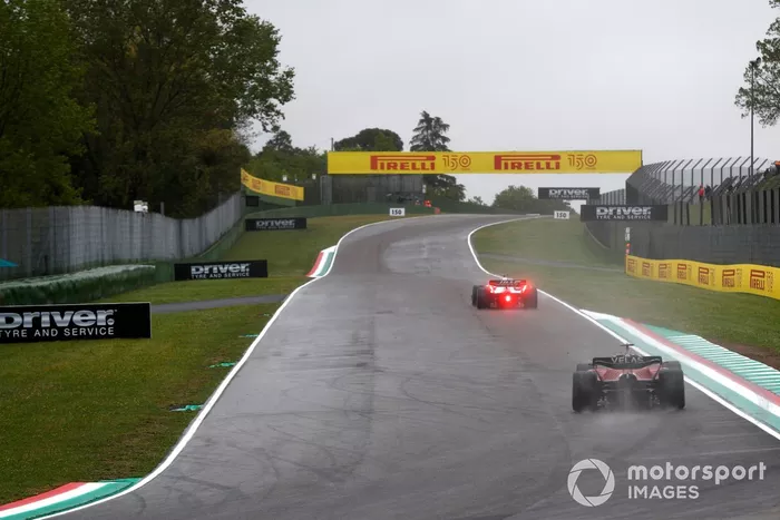 Kevin Magnussen, Haas VF-22, Charles Leclerc, Ferrari F1-75