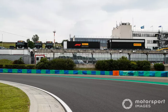Los transportadores Pirelli en el paddock