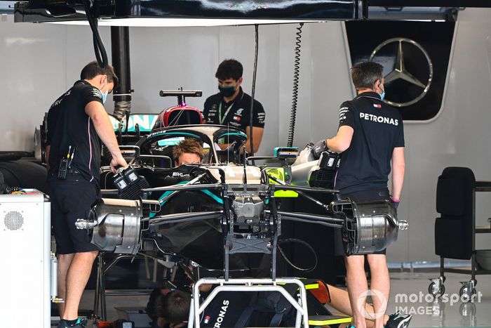 Los mecánicos de Mercedes trabajando en el garaje del equipo