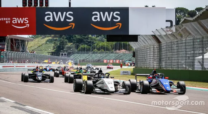 La salida donde David Vidales adelanta a William Alatalo (JD Motorspor)