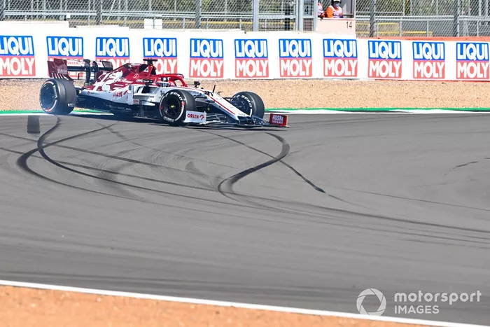 Kimi Raikkonen, Alfa Romeo Racing C39, torna in pista dopo il testacoda