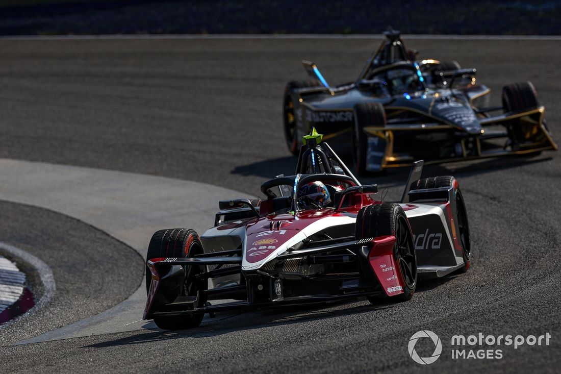 Jean-Eric Vergne DS Penske DS E-Tense FE25 sigue al holandés Nyck de VriesMahindra Racing Mahindra M11Electro en pista