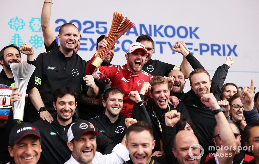 Oliver Rowland , ganador de la carrera, celebra con su equipo en el podio.