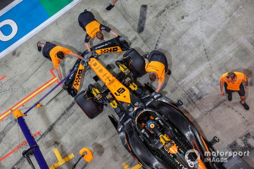 Oscar Piastri, McLaren MCL38, é devolvido à garagem