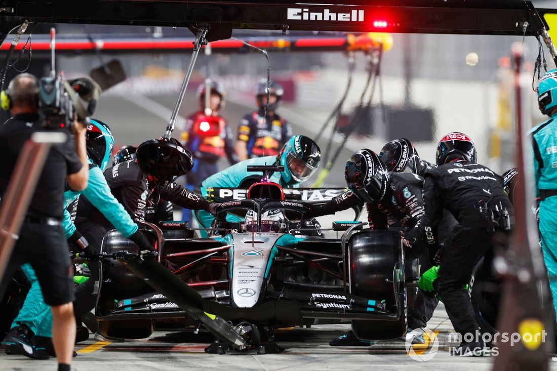 George Russell, Mercedes F1 W15, faz uma paragem nas boxes