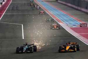 George Russell, Mercedes F1 W15, faz faíscas enquanto luta com Oscar Piastri, McLaren MCL38
