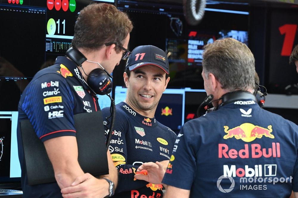 Sergio Pérez, Red Bull Racing, con su ingeniero y Christian Horner, Director de Red Bull Racing 