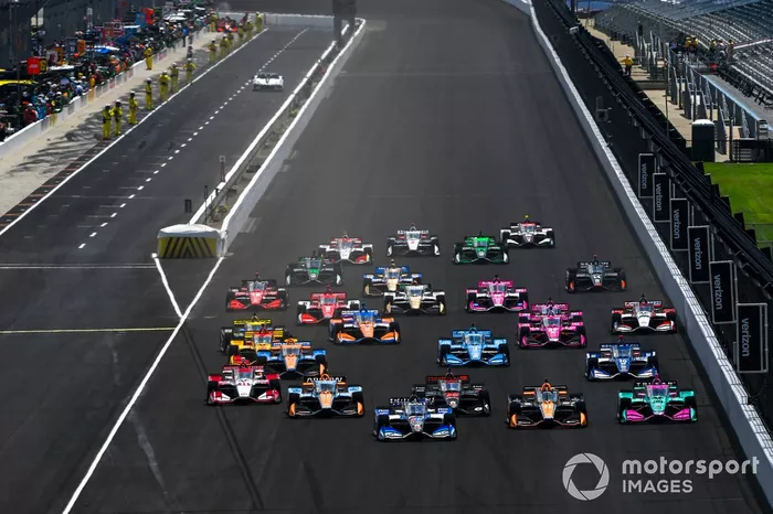 Graham Rahal, Rahal Letterman Lanigan Racing Honda, salida, Felix Rosenqvist, Arrow McLaren Chevrolet, Christian Lundgaard, Rahal Letterman Lanigan Racing Honda, Josef Newgarden, Team Penske Chevrolet, Devlin DeFrancesco, Andretti Steinbrenner Autosport H