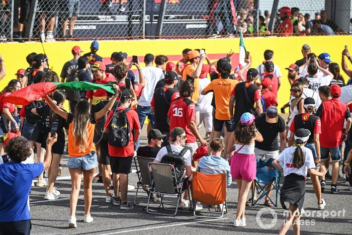 Los aficionados invaden el circuito tras la carrera