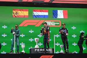Fernando Alonso, Aston Martin F1 Team, 2ª posición, Max Verstappen, Red Bull Racing, 1ª posición, Pierre Gasly, Alpine F1 Team, 3ª posición, en el podio.