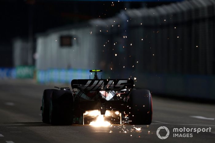 Salen chispas del coche de Nico Hulkenberg, Haas VF-23