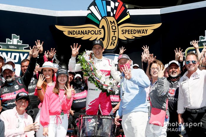 Ganador de la carrera Helio Castroneves, Meyer Shank Racing Honda celebran
