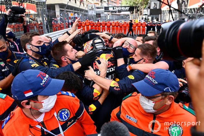 Ganador Max Verstappen, Red Bull Racing, celebra eco el equipo en Parc Ferme