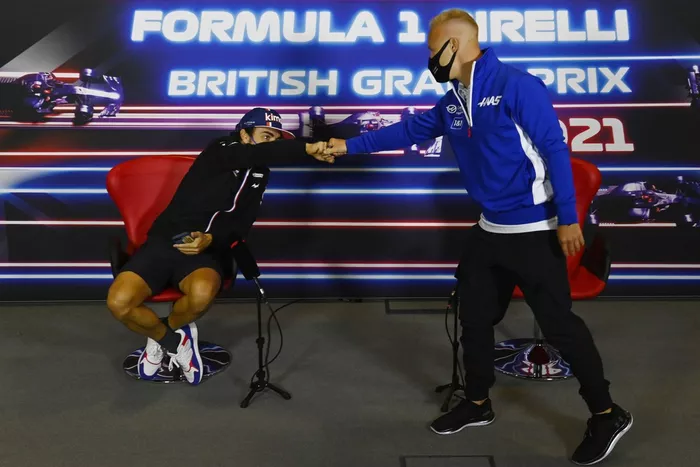 Fernando Alonso, Alpine F1, Nikita Mazepin, Haas F1, en la conferencia de prensa