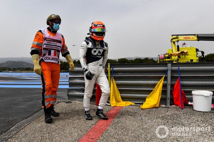 Yuki Tsunoda, AlphaTauri, se aleja de su coche tras chocar en la Q1