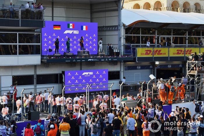 Podio: segundo lugar Sebastian Vettel, Aston Martin, ganador de la carrera Sergio Pérez, Red Bull Racing, tercer lugar Pierre Gasly, AlphaTauri