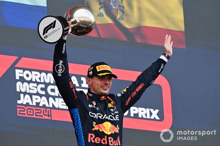 Max Verstappen, Red Bull Racing, 1ª posición, levanta el trofeo en señal de celebración. 