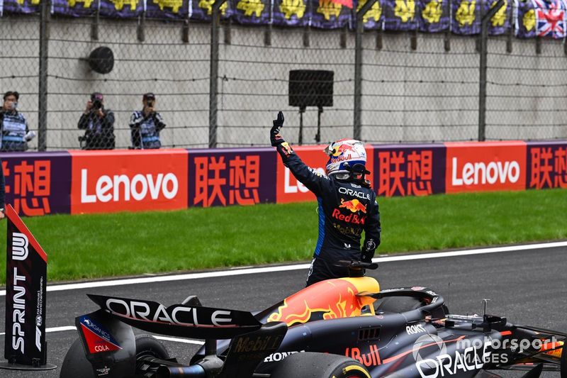 Max Verstappen, Red Bull Racing RB20, 1° posizione, festeggia dopo la Sprint Race
