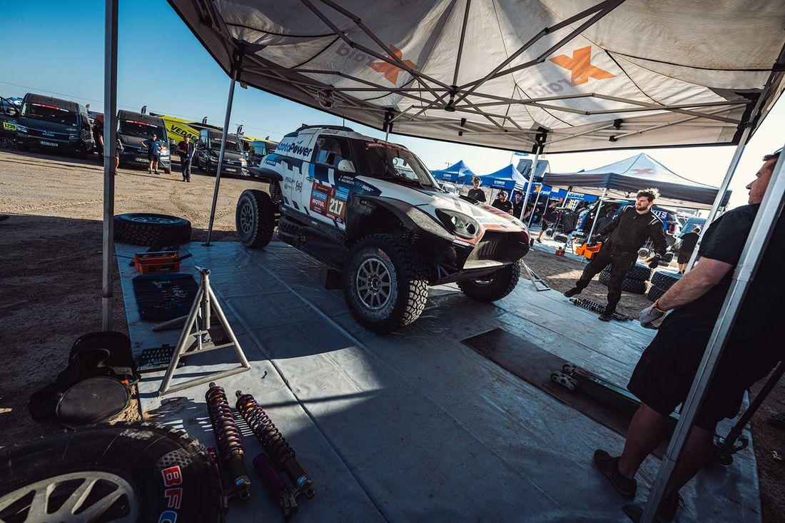 #217 X-raid Mini JCW Team Mini John Cooper Works Rally Plus: Krzysztof Hołowczyc, Łukasz Kurzeja