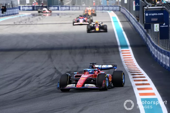 Charles Leclerc, Ferrari SF-24, adelanta a Sergio Pérez, Red Bull Racing RB20