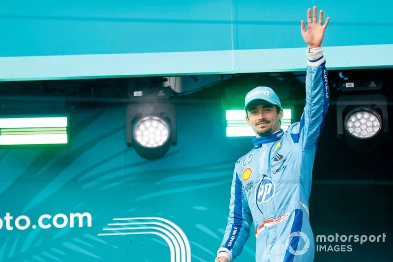 Charles Leclerc, Scuderia Ferrari, 3ème position, monte sur le podium