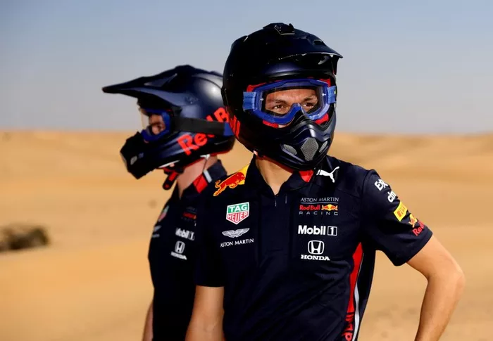 Max Verstappen, Alexander Albon, Red Bull Racing, Red Bull Desert Racing en Skydive Dubai