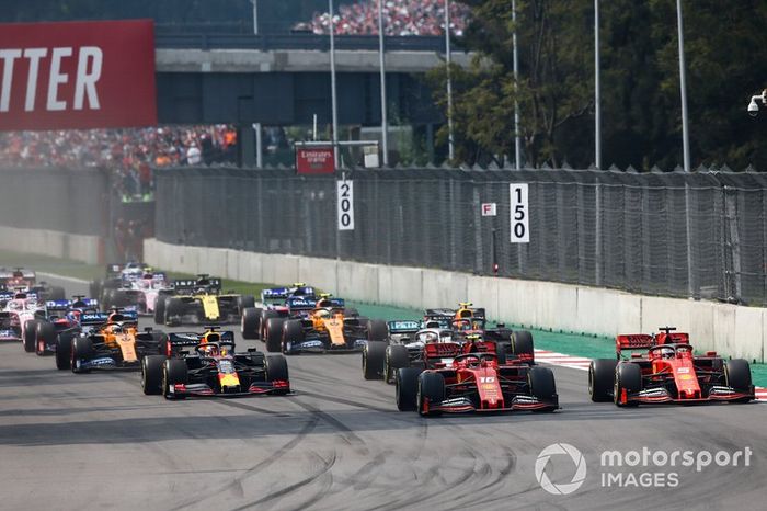 Charles Leclerc, Ferrari SF90, Sebastian Vettel, Ferrari SF90 and mMax Verstappen, Red Bull Racing RB15 al inicio