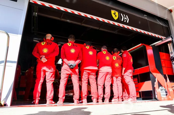 Mecánicos de Ferrari tapan el Ferrari SF1000 en el garaje