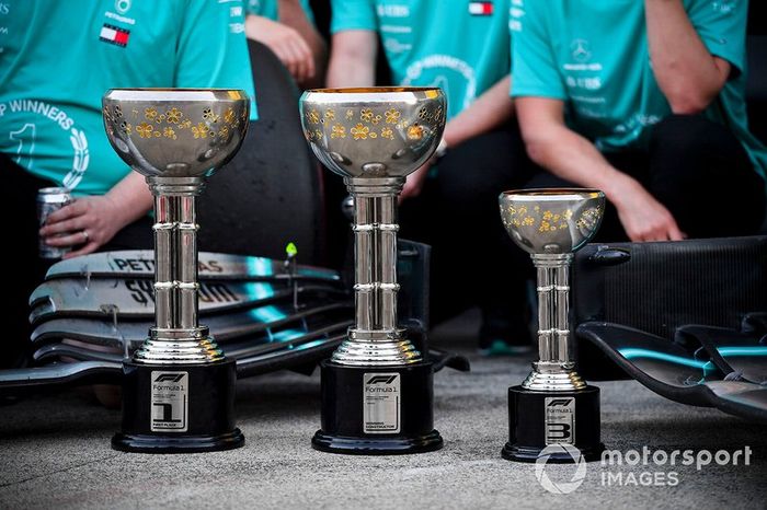 Los trofeos de Valtteri Bottas, Mercedes AMG F1, Lewis Hamilton, Mercedes AMG F1 y de Mercedes