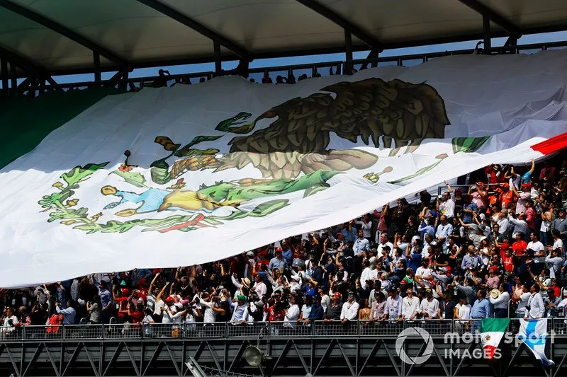 Los fans despliegan una enorme bandera mexicana
