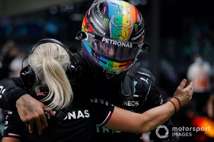 Angela Cullen, fisioterapeuta de Lewis Hamilton, felicita a Lewis Hamilton, de Mercedes, por conseguir la pole