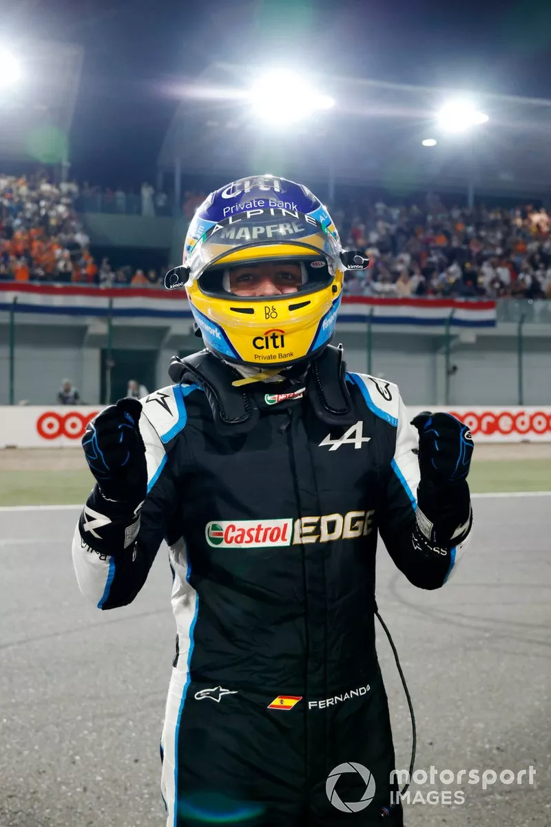 Fernando Alonso, Alpine A521, tercer clasificado del GP de Qatar, lo celebra en la recta principal